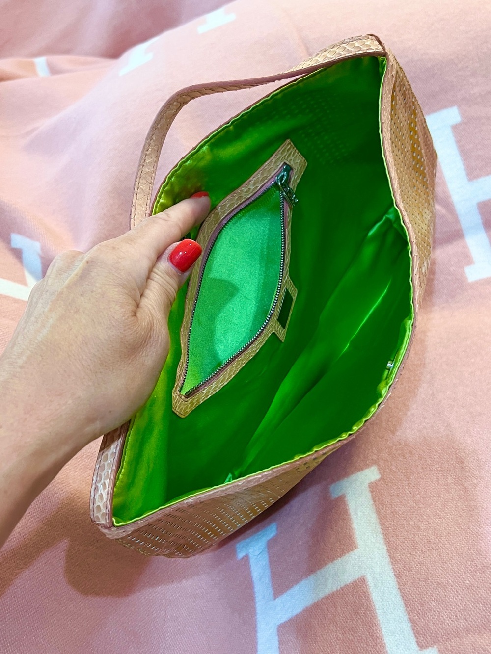 FENDI🌟Golden-yellow neon green Patent Perforated Shoulder Bag with Pink! - Picture 4 of 14